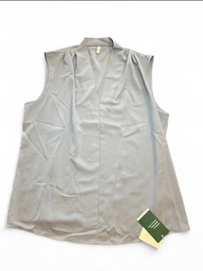HALARA Sleeveless V-Neck Draped Camisole in Light Gray